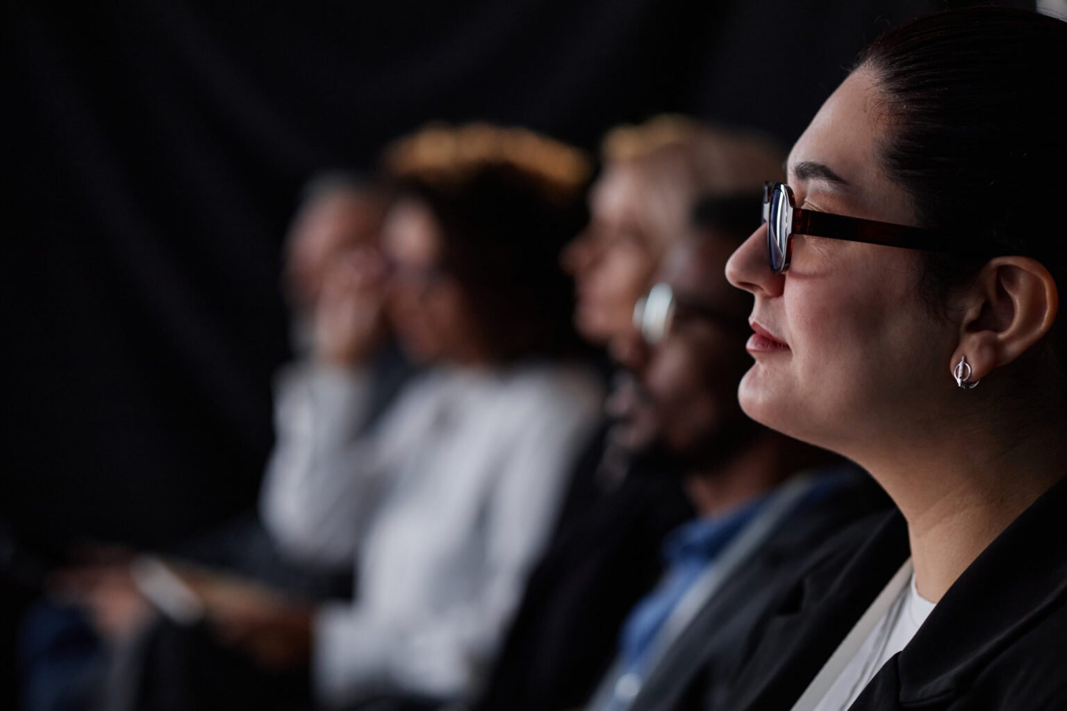 Strukovni fizioterapeut female finance executive with glasses attending summit in conference hall